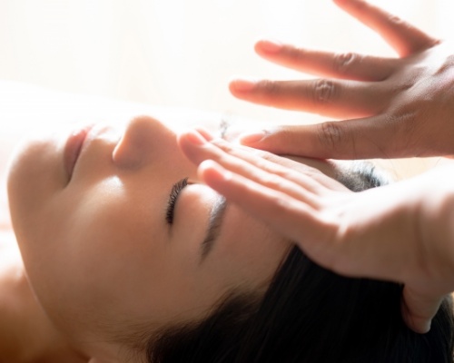 気功整体で女性がせ術してる様子